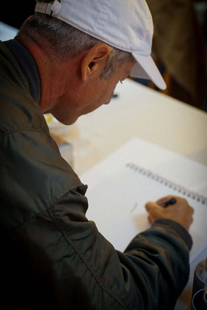 L'artiste André dessine son personnage emblématique Mr A