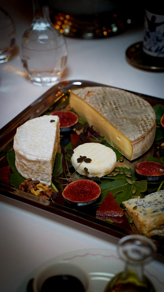 Planche de fromage à l'hôtel grand amour