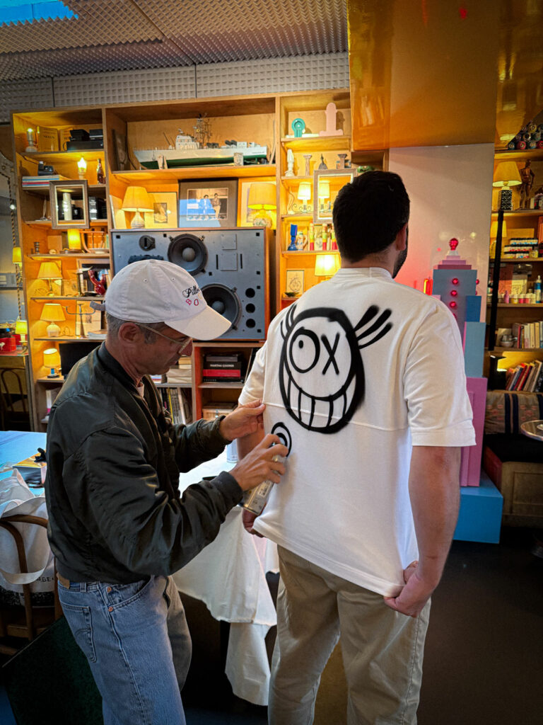 André graf sur un teeshirt porté